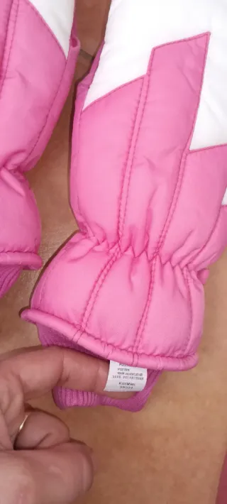 Guantes de nieve rosas y blancos