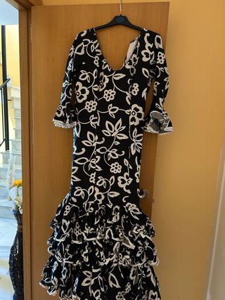 Traje de flamenca negro y blanco