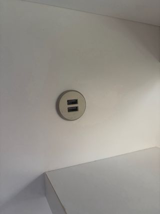 Litera blanca y beige de madera