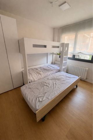 Litera blanca y beige de madera