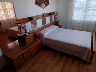 Cama madera con cabezal y muebles