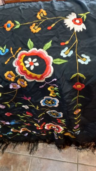 Mantón de Manila de Seda Bordado