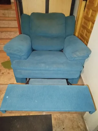 Sofá reclinable azul de tela