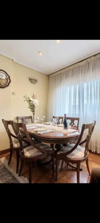 Mesa de comedor de madera y sillas