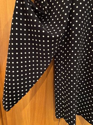 Vestido negro lunares blancos