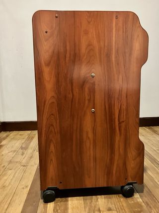 Escritorio de madera con cajones