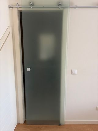 Puerta corredera de cristal esmerilado