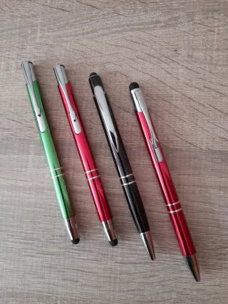 Penne metalliche colorate con punte. Nuove