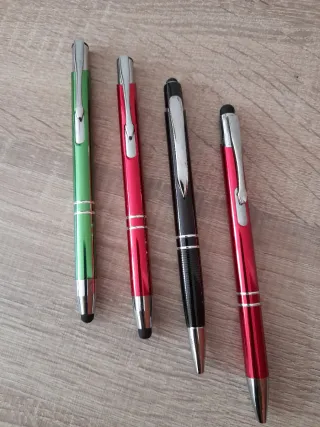 Penne metalliche colorate con punte. Nuove