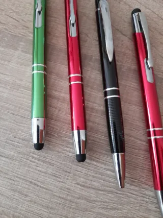 Penne metalliche colorate con punte. Nuove