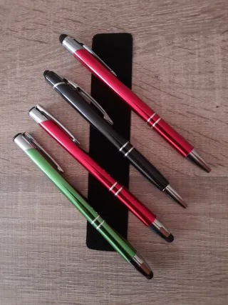 Penne metalliche colorate con punte. Nuove