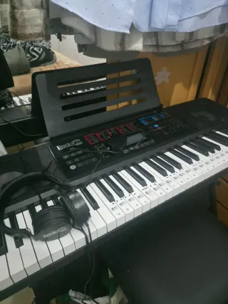 Piano Rockjam con auriculares