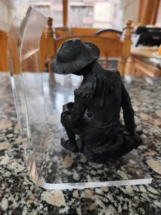 Figura pisapapeles niña con sombrero