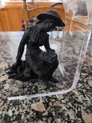 Figura pisapapeles niña con sombrero