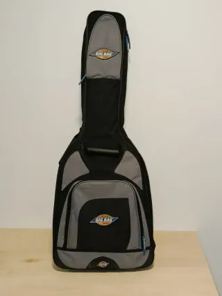 Guitarra Clásica Roja con funda y reposapiés.