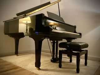 Piano de cola Yamaha japonés