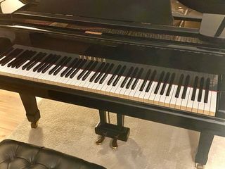 Piano de cola Yamaha japonés