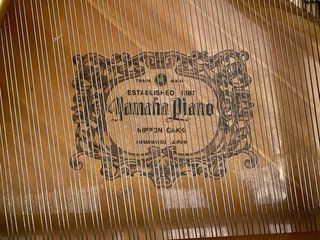 Piano de cola Yamaha japonés