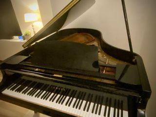 Piano de cola Yamaha japonés