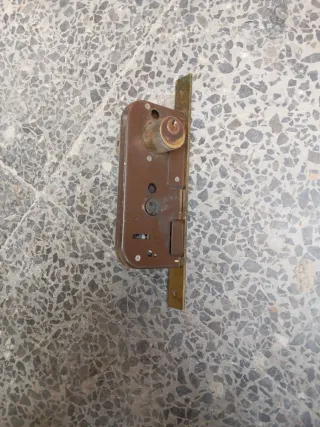 Cerradura antigua fuerte