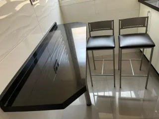 Barra de cocina negra y taburete