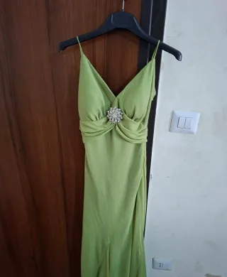 Abito elegante verde con scialle