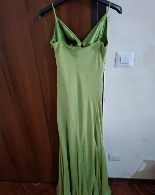Abito elegante verde con scialle