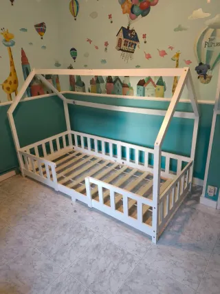 Cama infantil blanca tipo casita