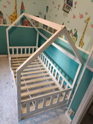 Cama infantil blanca tipo casita