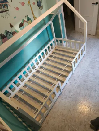 Cama infantil blanca tipo casita