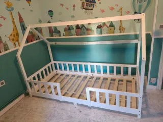 Cama infantil blanca tipo casita