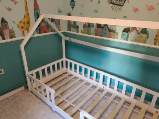 Cama infantil blanca tipo casita