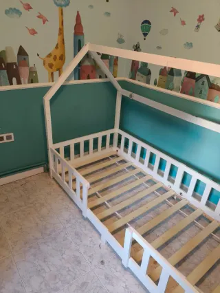 Cama infantil blanca tipo casita