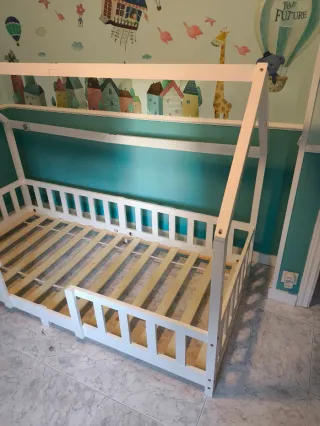 Cama infantil blanca tipo casita