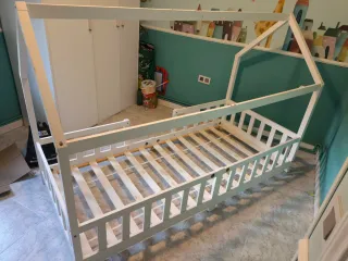 Cama infantil blanca tipo casita