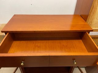 Aparador de madera con puertas de cristal