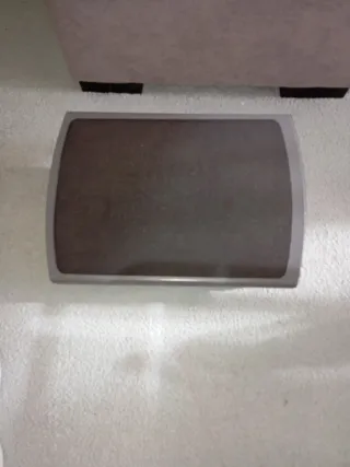 Reposapiés metálico para escritorio gris