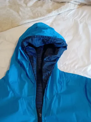 Cortavientos azul con capucha REVERSIBLE