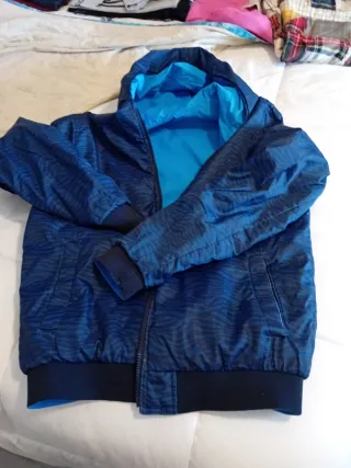 Cortavientos azul con capucha REVERSIBLE