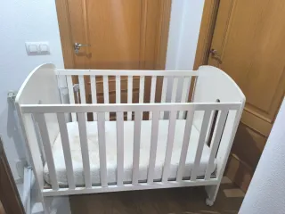 Cuna de bebé blanca con osito