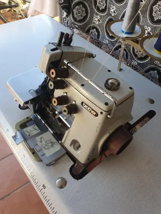 Máquina Overlock Brother