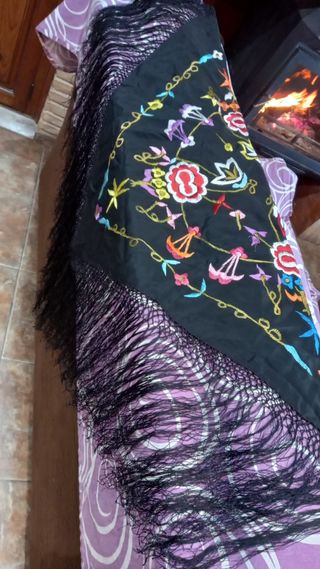 Mantó pequeño de seda.