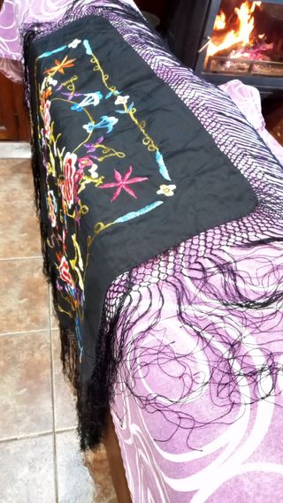 Mantó pequeño de seda.