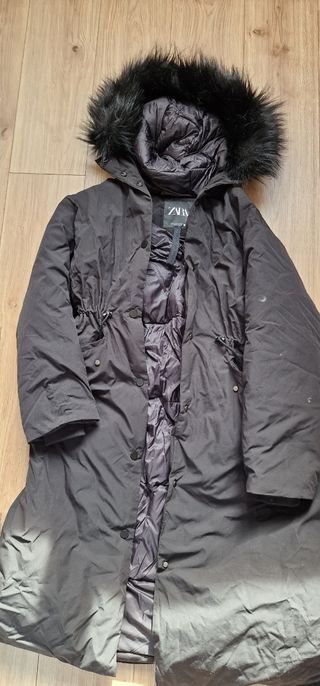 Parka mujer Zara negra con capucha pelo