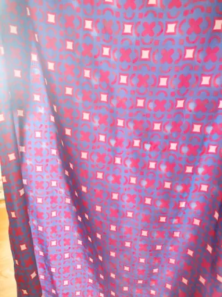 Vestido de verano morado con estampado