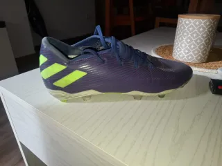 Botas de fútbol Adidas moradas