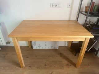 Scrivania in legno. Ikea