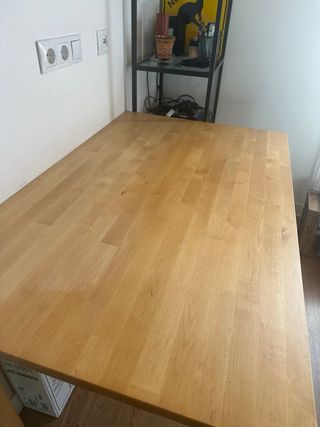 Scrivania in legno. Ikea