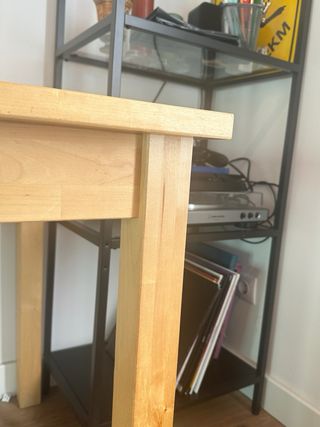 Scrivania in legno. Ikea