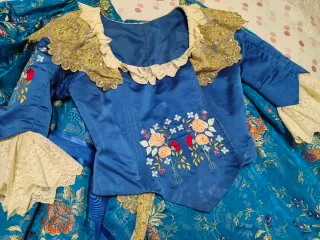 Vestido de fallera azul y dorado